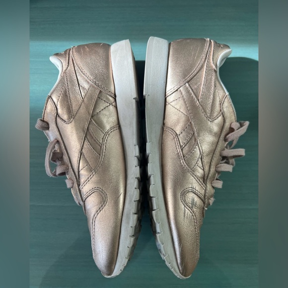 Reebok Classic Leather Melted Metal
Pearl/Rose Gold Metallic Sneakers - Picture 8 of 15